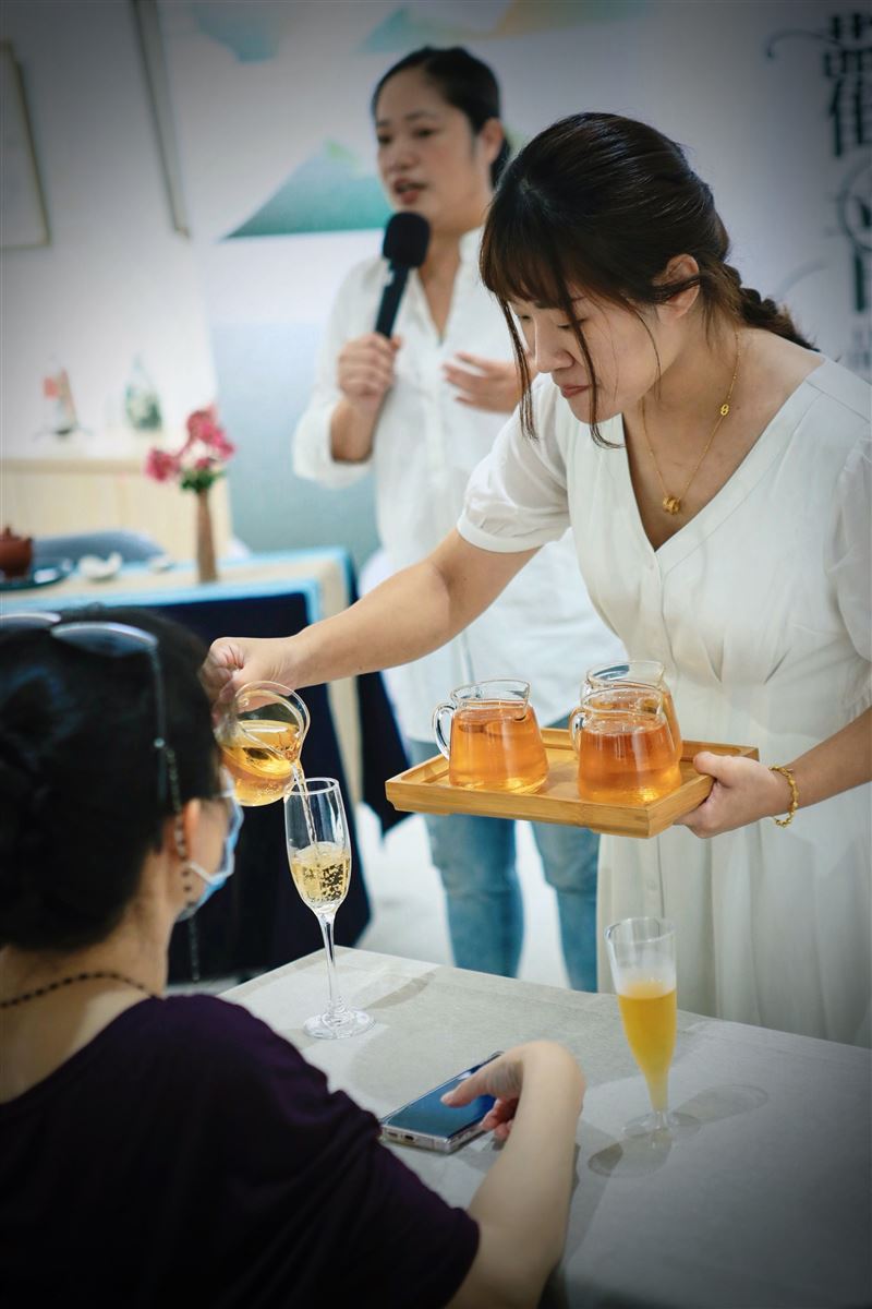 由台北市木柵青年農民聯誼會成員楊依琳女士擔任茶師。（圖／木柵區農會提供）
