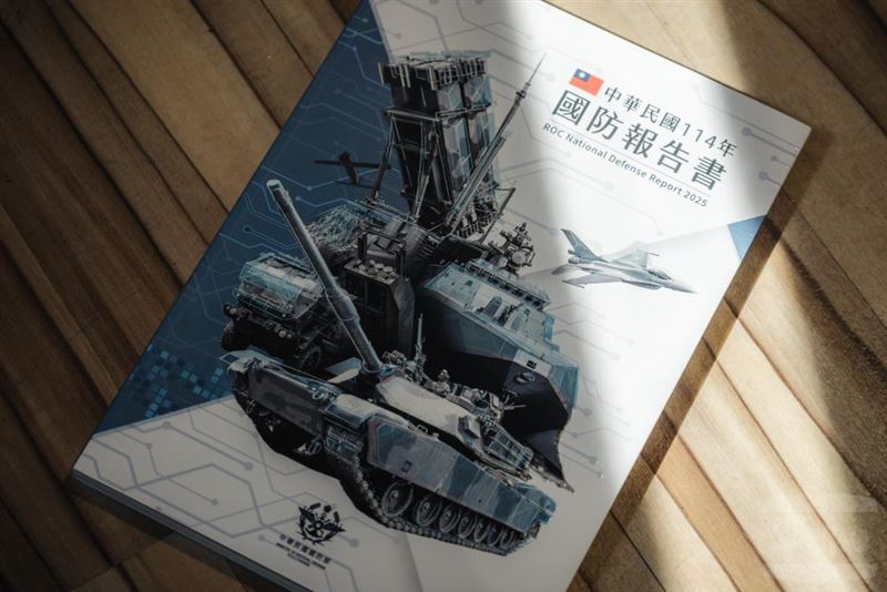 國防部公布《國防報告書》,明確揭示台灣防衛戰略,呼應全球擴軍趨勢。各國軍備支出創高,F-35訂單爆滿、AI導入國防技術,帶動航太防衛股全面起飛。國內唯一軍工ETF元大00965漲幅近六成,超越黃金成新一代「避險+成長」雙效標的,掀起防衛經濟投資熱潮。(圖/翻攝自ㄍ國防部網站)