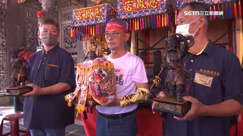 媽祖帶領信徒走出戶外，象徵「為台灣走出平安，為台灣走出光明」