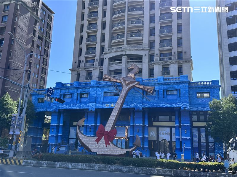 「船錨」裝置藝術相當吸睛。（圖／記者羅欣怡攝影）