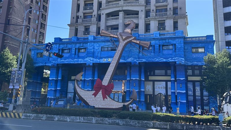 竹北變裝牛失蹤　江海大樓「船錨」亮相