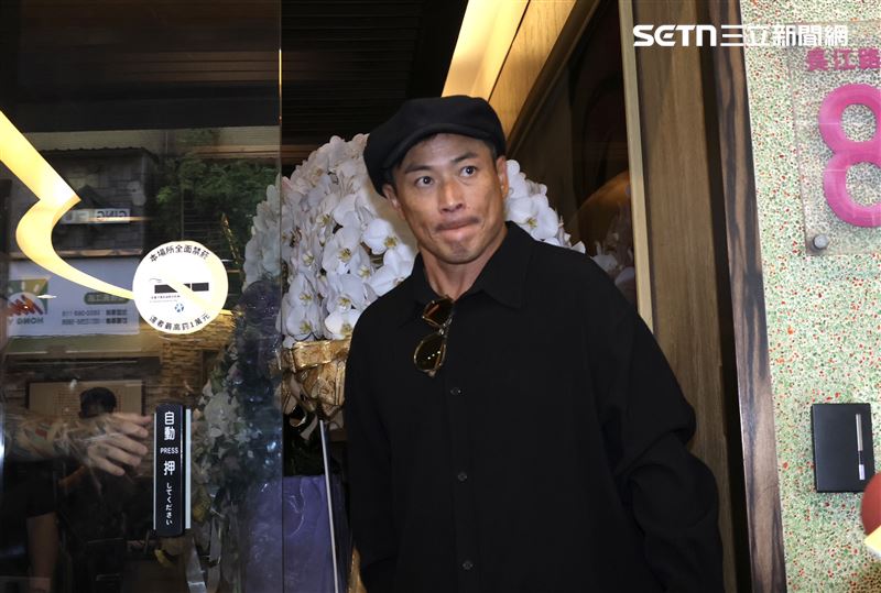 江宏恩現身顏正國靈堂悼念。（圖／記者鄭孟晃攝影）