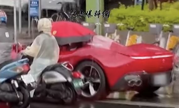 陳肯特曾開著法拉利SP1敞篷車「撐傘淋雨」登上新聞版面。（圖／翻攝記者爆料網）