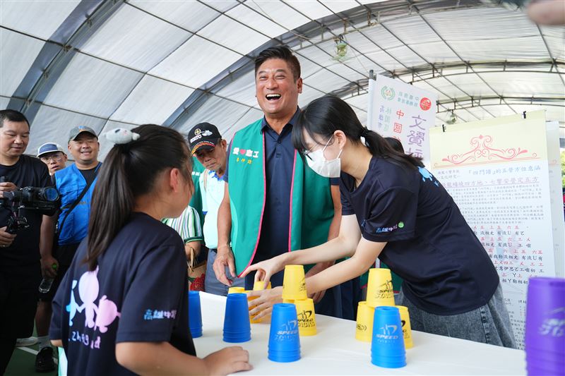 中信慈善基金會辜仲諒董事長體驗社區多元課程，肯定社區陪伴與孩子學習成果。（圖／中國信託慈善基金會提供）
