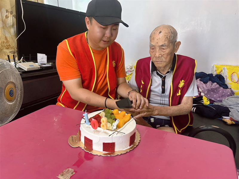 嘉義媽祖阿公108歲生日快樂！長壽秘訣曝光，當乩身行善超過50年、吃素、內心保持平靜。（圖／華山基金會嘉義東石站提供）