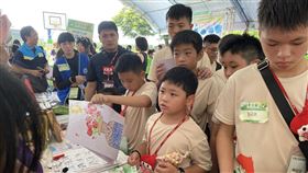 中信慈善基金會「臺灣夢計畫」的社區志工與孩子，彼此在活動中交流、體驗活動，學習課程執行方式。（圖／中國信託慈善基金會提供）