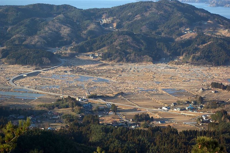 311大地震造成大量房屋全毀、多位民眾被海嘯沖走失蹤、福島核電廠氫爆，死傷破萬人。圖為被海嘯摧殘的岩手縣。（圖／翻攝自維基百科）