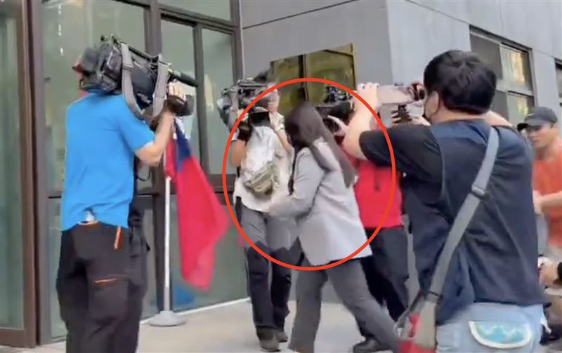 李師將與4名證人移送至新北地檢署複訊。（圖／翻攝畫面）