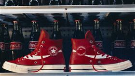 Converse攜手「可口可樂」，發佈聯名Converse x Coca-Cola Chuck 70鞋款。（圖／品牌業者提供）