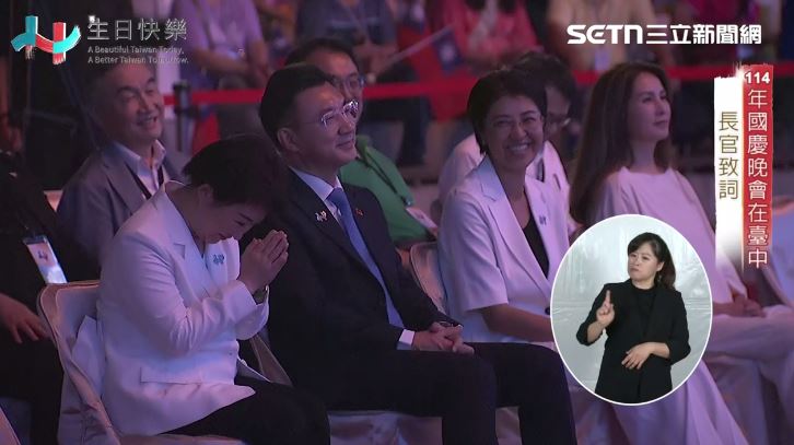 一聽到賴清德誇讚年輕，盧秀燕也以手勢示意。（圖／翻攝畫面）