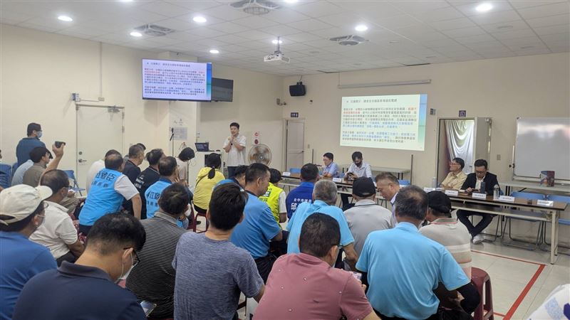 能源業者於 10 月 8 日在翁社里民明活動中心舉辦說明會，邀請消防技師、能源署代表、台電人員及多位民意代表列席，就儲能案場安全設計與防火機制回應居民關切。（圖／翻攝畫面）