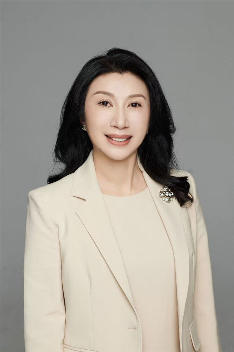 鴻海輪值CEO楊秋瑾入選《財富》「亞洲最具影響力女性」第5名,成為科技製造業女力代表。她以創新領導力推動永續與AI轉型,打造鴻海韌性治理新典範。《財富》肯定她帶領團隊塑造亞洲商業格局,也象徵女性在高科技產業決策圈的突破與崛起。(圖/鴻海提供)