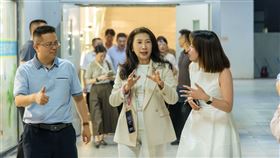 鴻海輪值CEO楊秋瑾入選《財富》「亞洲最具影響力女性」第5名，成為科技製造業女力代表。她以創新領導力推動永續與AI轉型，打造鴻海韌性治理新典範。《財富》肯定她帶領團隊塑造亞洲商業格局，也象徵女性在高科技產業決策圈的突破與崛起。（圖／鴻海提供） 