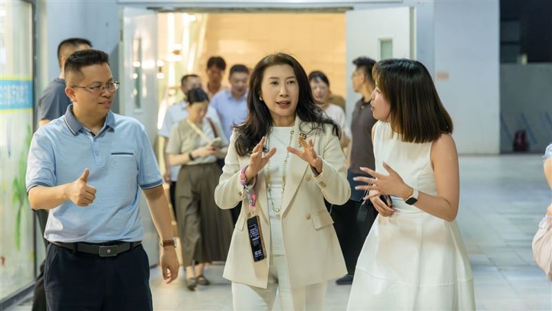 鴻海輪值CEO楊秋瑾入選《財富》「亞洲最具影響力女性」第5名,成為科技製造業女力代表。她以創新領導力推動永續與AI轉型,打造鴻海韌性治理新典範。《財富》肯定她帶領團隊塑造亞洲商業格局,也象徵女性在高科技產業決策圈的突破與崛起。(圖/鴻海提供)