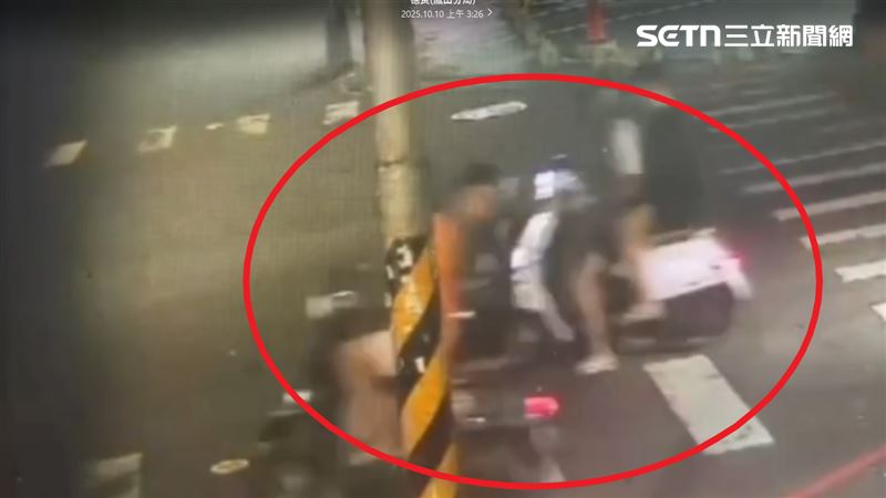 6人持棍棒、電擊器痛打連姓少年，犯案後騎車逃逸。（圖／翻攝畫面）