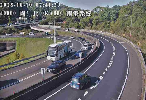 國5南向南港系統-頭城為重點壅塞路段，建議用路人5時前或17後出發。（圖／翻攝自高公局）