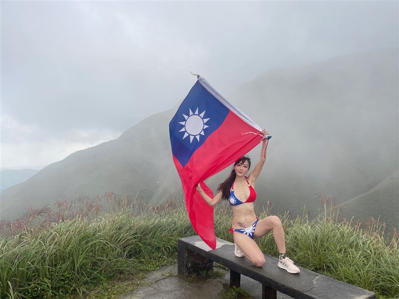 胡文英穿上國旗比基尼發文慶賀雙十國慶。（圖／翻攝自美魔女胡文英臉書）