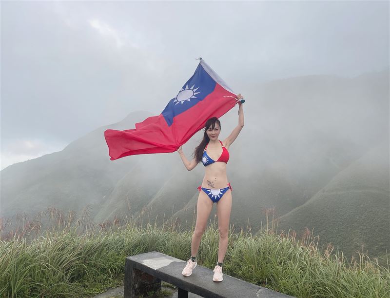 胡文英穿上國旗比基尼發文慶賀雙十國慶。（圖／翻攝自美魔女胡文英臉書）