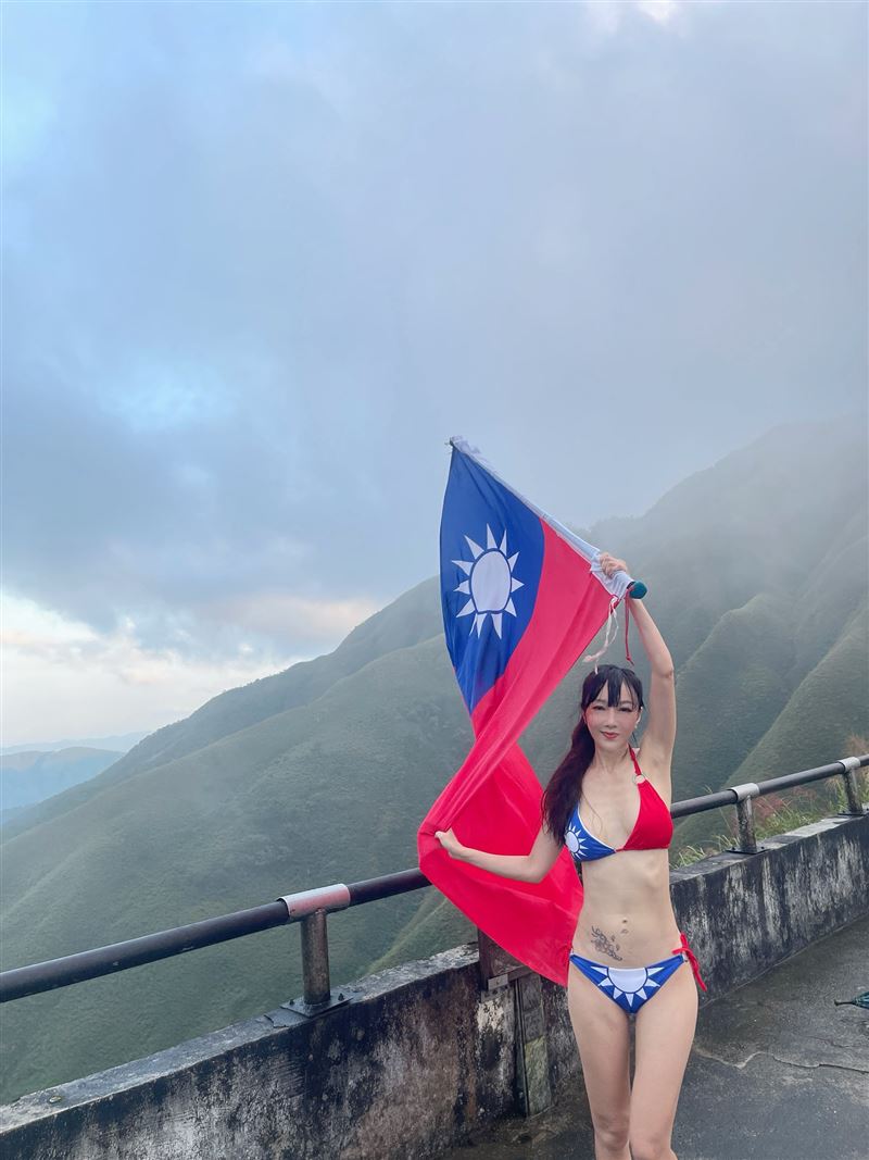 胡文英穿上國旗比基尼發文慶賀雙十國慶。（圖／翻攝自美魔女胡文英臉書）