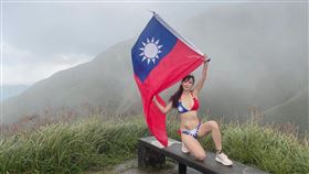 胡文英穿上國旗比基尼發文慶賀雙十國慶。（圖／翻攝自美魔女胡文英臉書）