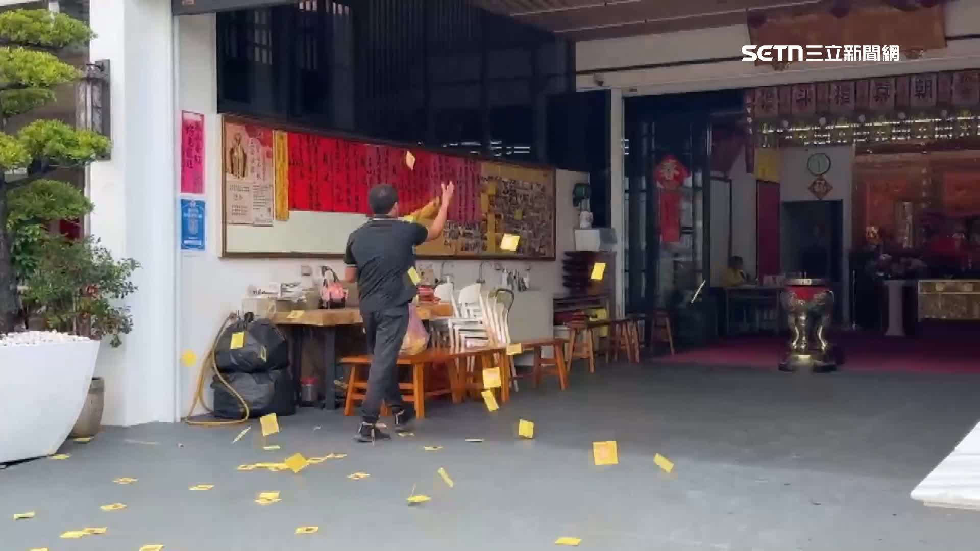宮廟前有人在撒冥紙