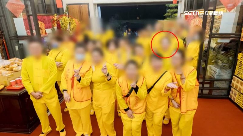 曾經也是誦經團的一員，合照笑得多開心，現在看就有多諷刺。（圖／民眾提供）