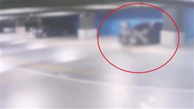 台北,南港,CITYLINK,停車場,砍人,賓士。（圖／翻攝畫面）