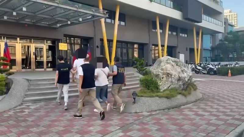 警方帶回紫靈宮女主持人姊妹調查，檢方訊後認為有多項證據待釐清，因此先將3人請回。（圖／翻攝畫面）