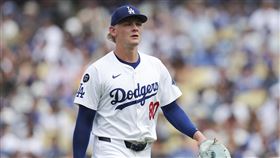 分區系列賽G4道奇投手斯漢（Emmet Sheehan）補位漏接讓費城人先馳得點。（圖／美聯社／達志影像）