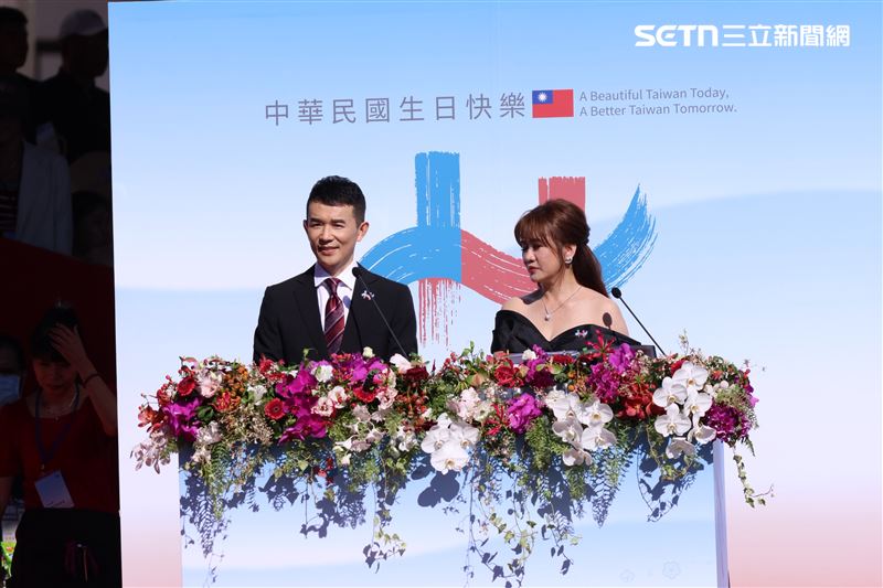 謝向榮(左)曾主持國慶大會。(圖/資料照)