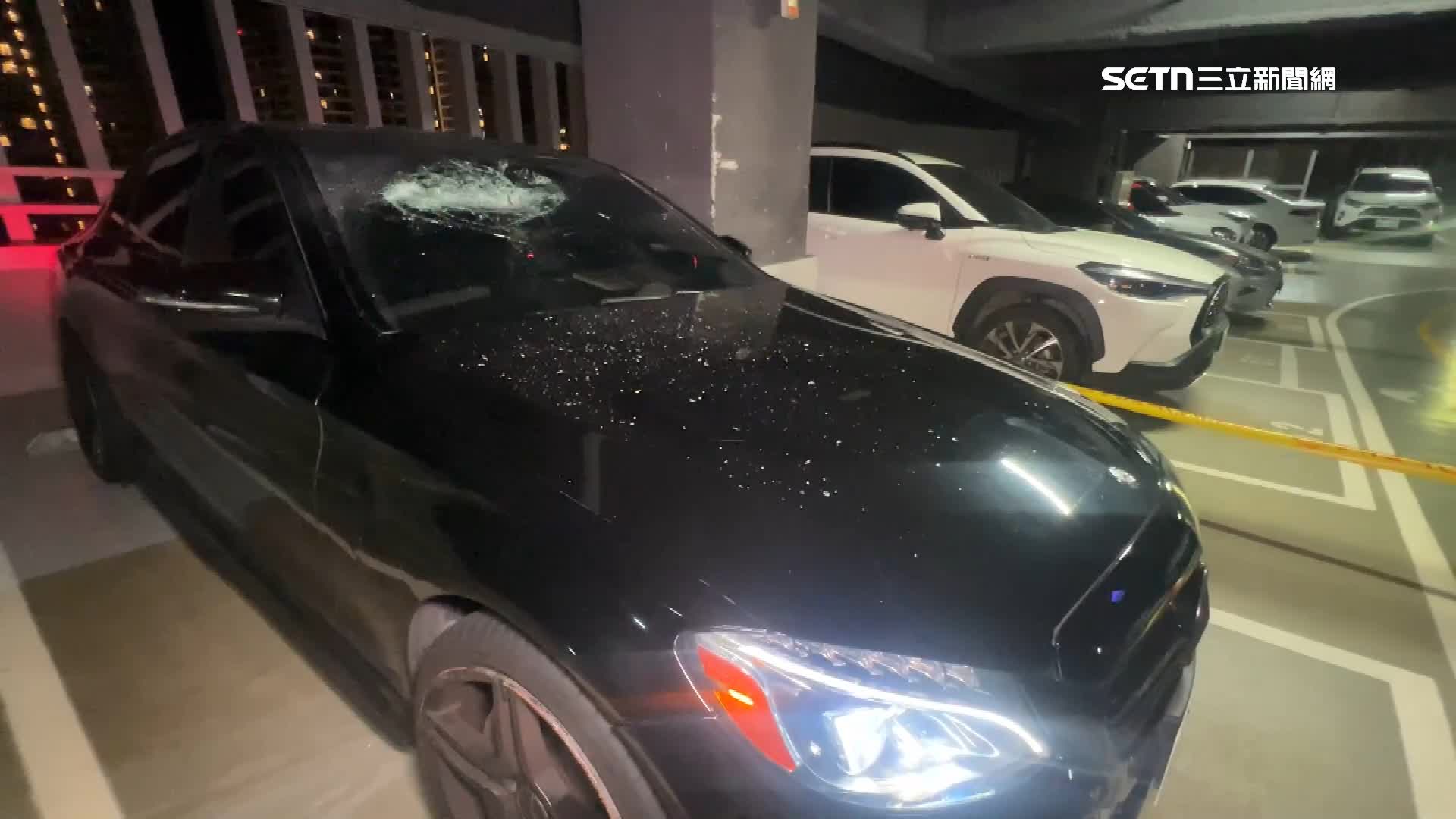 黑色轎車擋風玻璃被砸碎