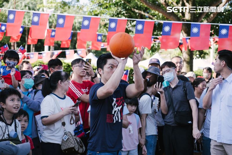 蔣萬安投籃，投了四顆球之後終於進了第一顆球。(圖／記者楊士誼攝影)