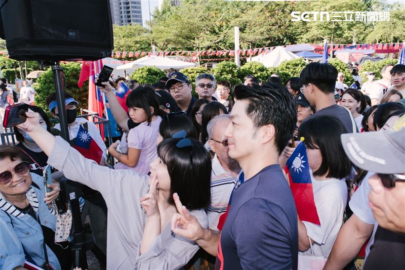 蔣萬安與民眾開心自拍。(圖／記者楊士誼攝影)