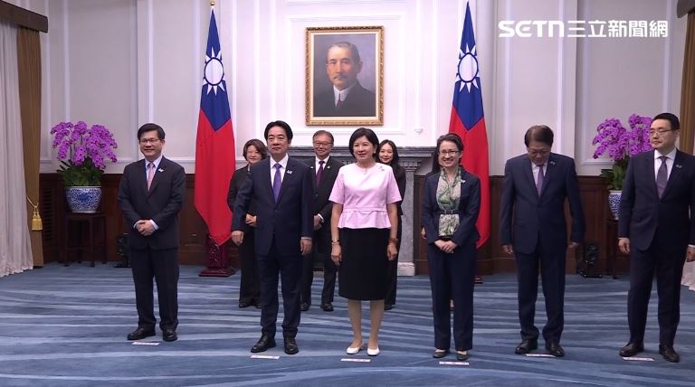 114年國慶總統賴清德偕第一夫人吳玫如及副總統蕭美琴等人於總統府內接見外賓（圖／翻攝畫面）