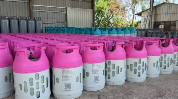 新款玻璃纖維瓦斯桶相對較安全但成本也高，圖中粉紅色桶為10公斤、藍色桶為16公斤（圖／記者王浩原攝影）