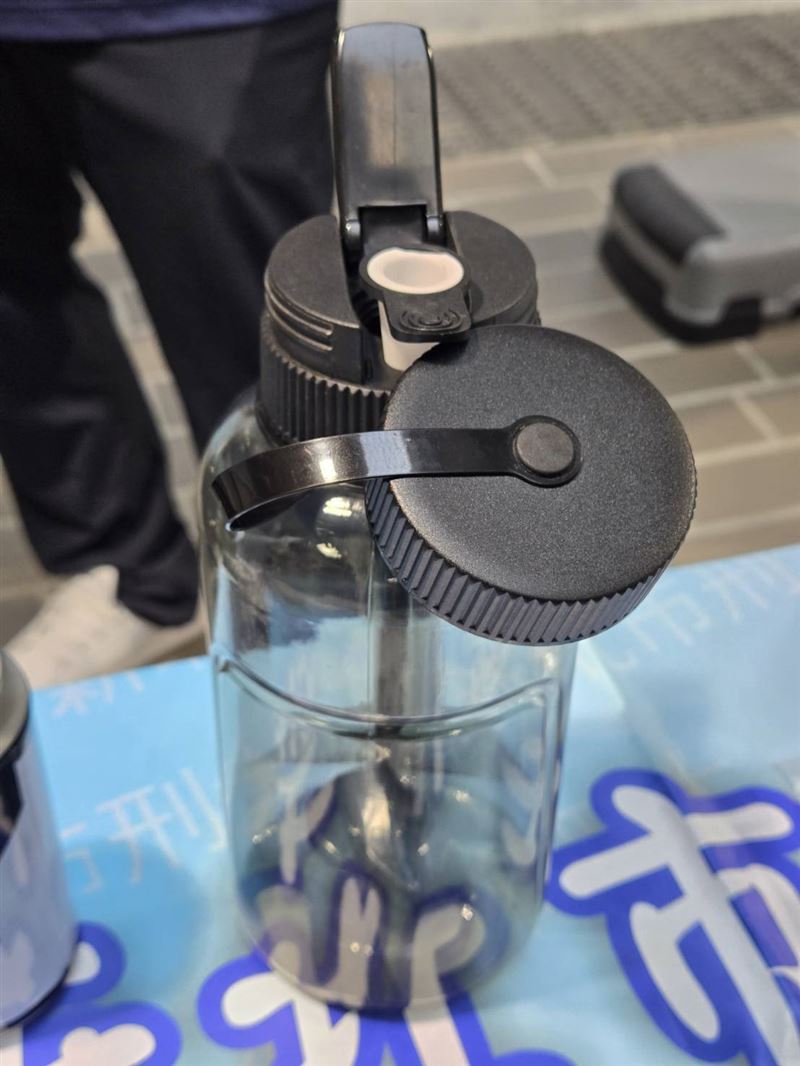 DYNA杯被認為是運動水壺，成為掩護吸食大麻的新式工具。（圖／翻攝畫面）