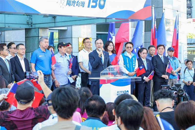 國民黨六名候選人同台，朱立倫喊話，對手不是黨內而是民進黨。（圖／國民黨提供）