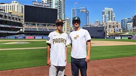 蘇嵐鴻加盟聖地牙哥教士，見到日籍投手達比修有。（圖／展逸國際企業提供） 