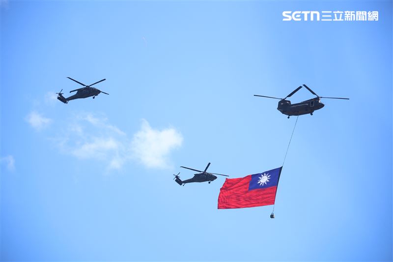 國慶大會國軍CH-47SD契努克運輸直升機吊掛巨幅國旗(圖／記者鄭孟晃攝影)