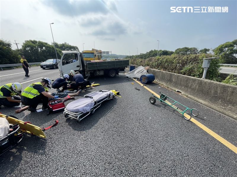 國道3號沙鹿交流道附近發生自撞車禍，造成車內2人拋飛。（圖／翻攝畫面）