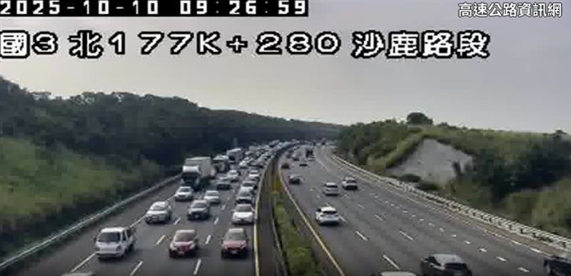 小貨車自撞內側護欄，造成車內2人拋飛，現場車陣回堵約4公里。（圖／翻攝高速公路資訊網）