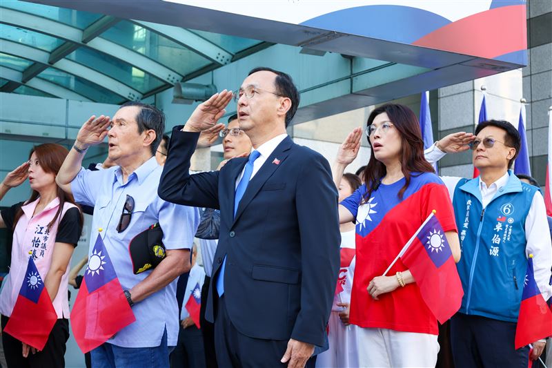 朱立倫出席國民黨國慶升旗典禮。（圖／國民黨提供）