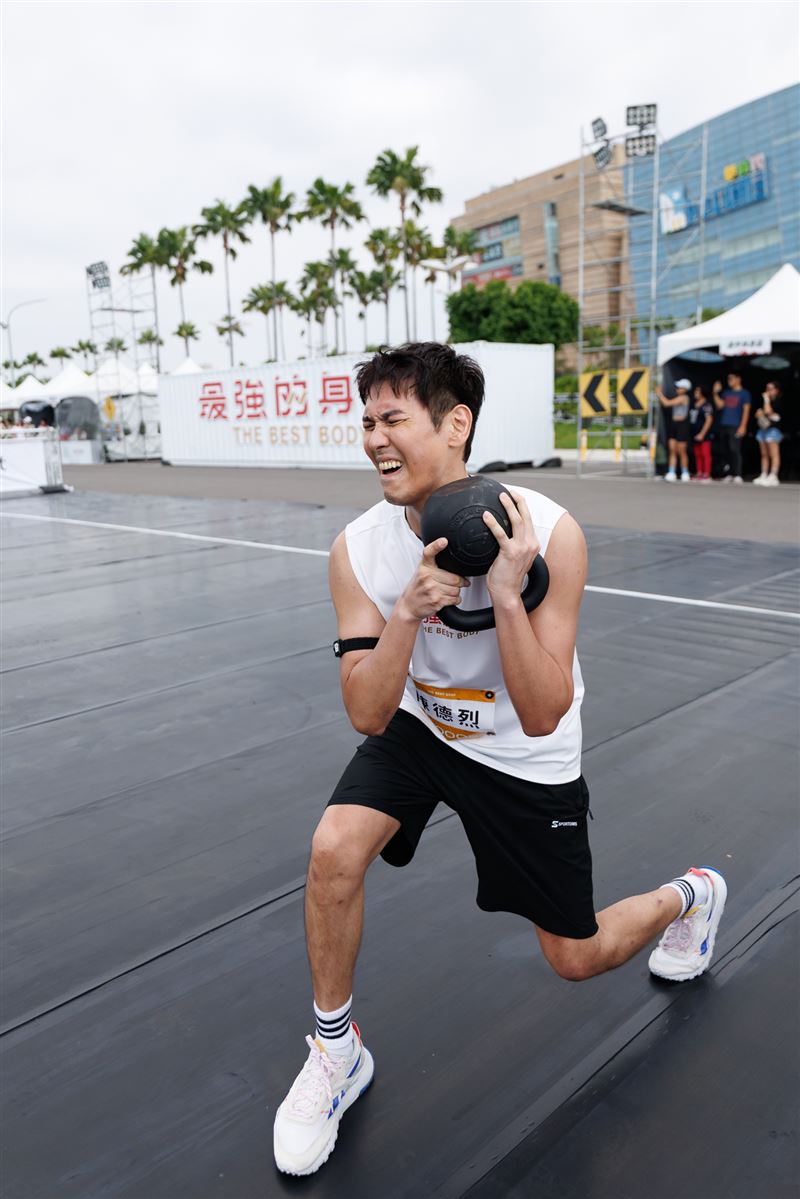 主持人陳德烈帶傷上陣，表示希望能平安完賽。（圖／好看娛樂提供）