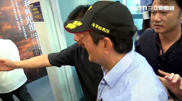 馬英九戴著印有「海軍陸戰隊」的帽子，現身國民黨升旗典禮（圖／翻攝畫面）