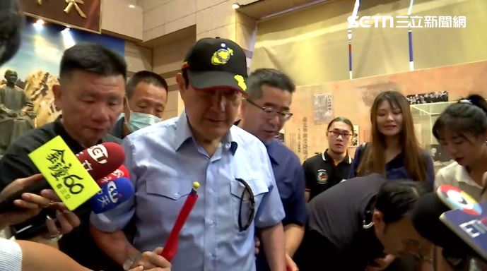 馬英九緊握手拿小國旗（圖／翻攝畫面）