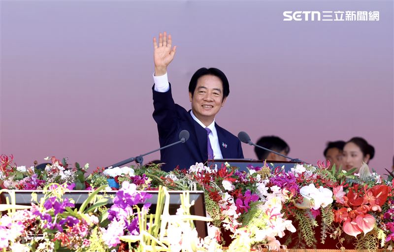 總統賴清德在國慶演說時盛讚「鏟子超人」，並表示，這場自發性的全民運動在世界上絕無僅有，「台灣，那一個小小多山的國家，何等的有愛心，是何等偉大啊！」（圖／記者鄭孟晃攝影）
