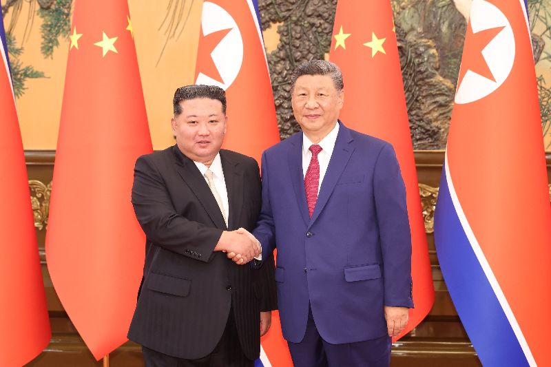 中共中央總書記習近平10日致電朝鮮勞動黨總書記金正恩，祝賀朝鮮勞動黨成立80週年。圖為今年9月習近平及金正恩在北京舉行會談。（中新社）