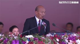 國慶大會韓國瑜在總統演說後流程有點出包頻頻回頭，停頓數秒坦承有點狀況（圖／翻攝畫面）