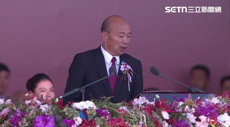 國慶大會韓國瑜在總統演說後流程有點出包頻頻回頭，停頓數秒坦承有點狀況（圖／翻攝畫面）