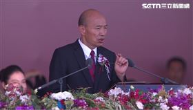 國慶大會韓國瑜在總統演說後流程有點出包頻頻回頭，停頓數秒坦承有點狀況（圖／翻攝畫面）